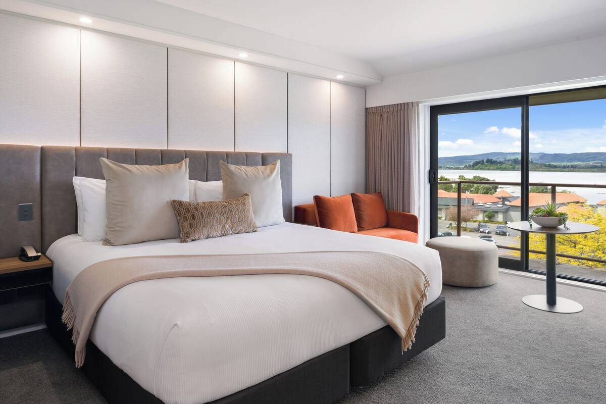 Club Room, 1 King Bed, Lake View | In-room safe, desk, blackout curtains, iron/ironing board