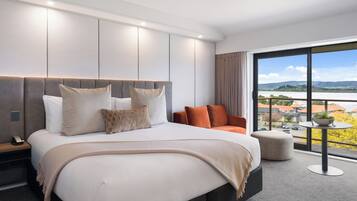 Club Room, 1 King Bed, Club lounge access, Lake View