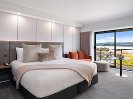 Club kamer, 1 kingsize bed, toegang tot de clublounge, uitzicht op meer | Een kluis op de kamer, een bureau, verduisterende gordijnen