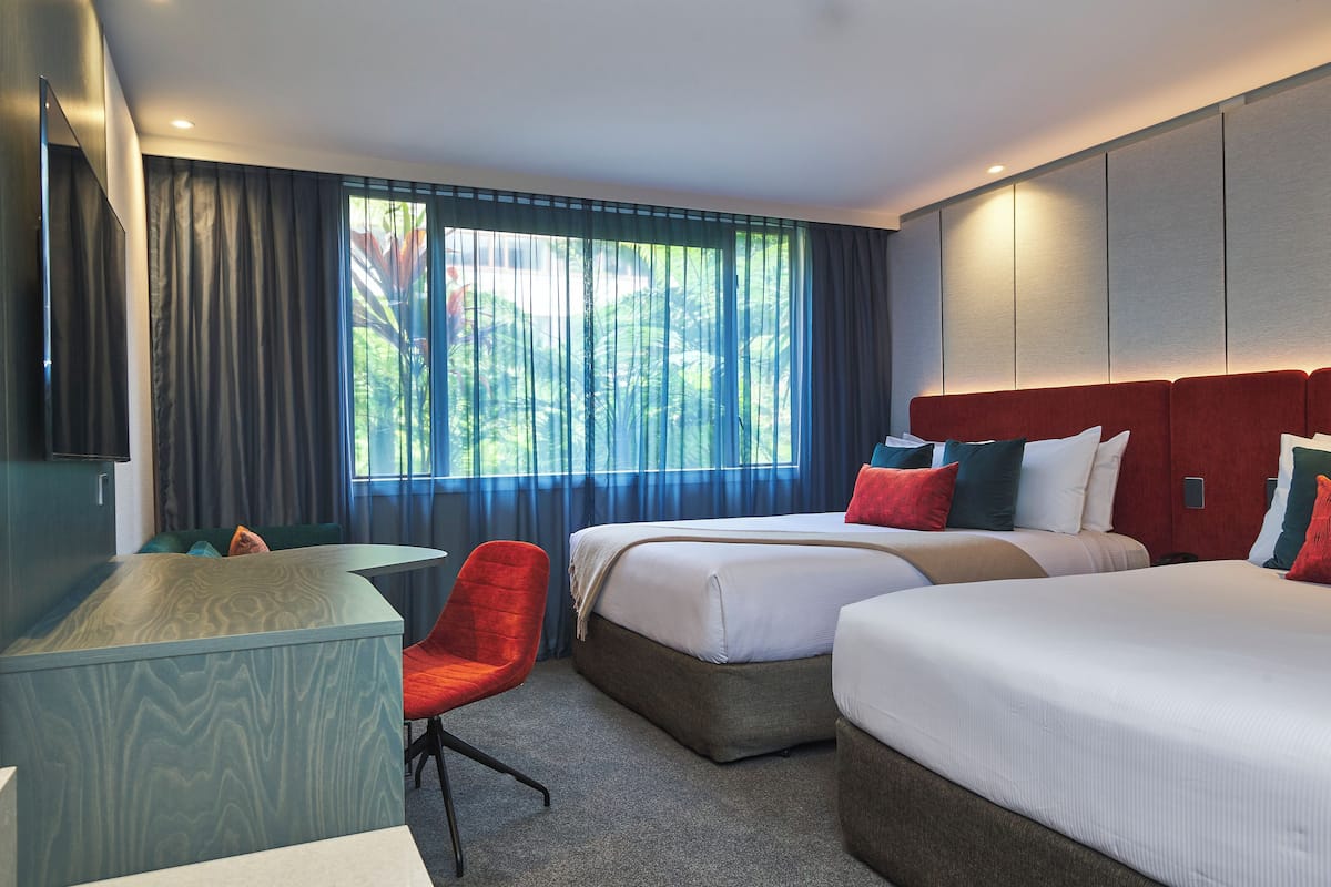 Kamar Superior, 2 Tempat Tidur Queen | Brankas, meja kerja, tirai kedap cahaya, dan setrika/meja setrika