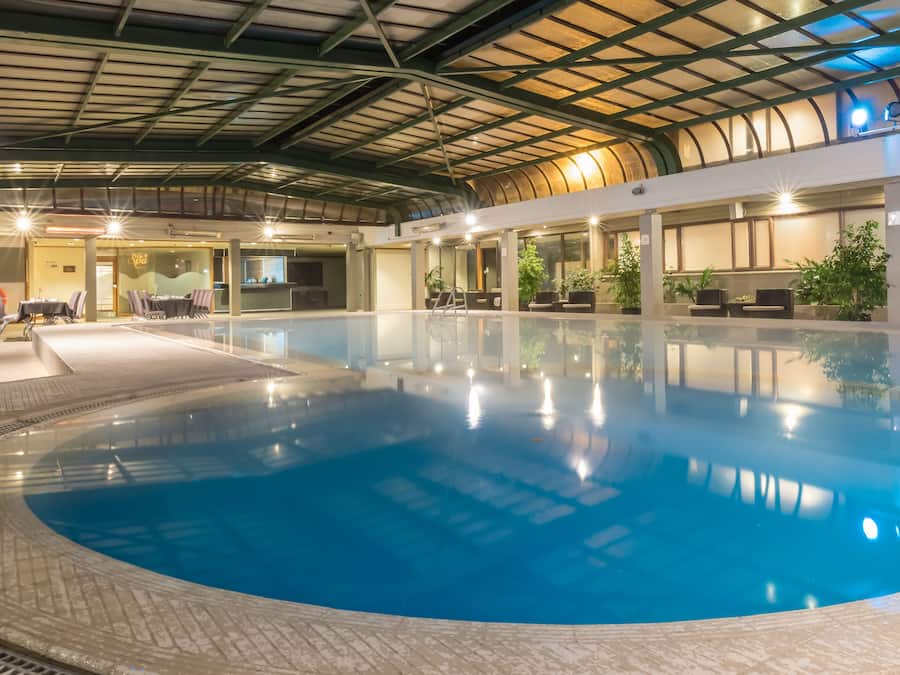 Una piscina techada, una piscina climatizada