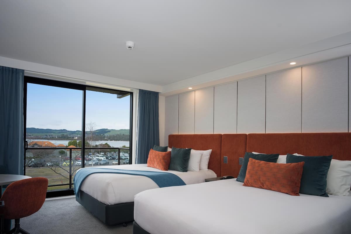 Superior Room, 2 Queen Beds (Lakefacing)