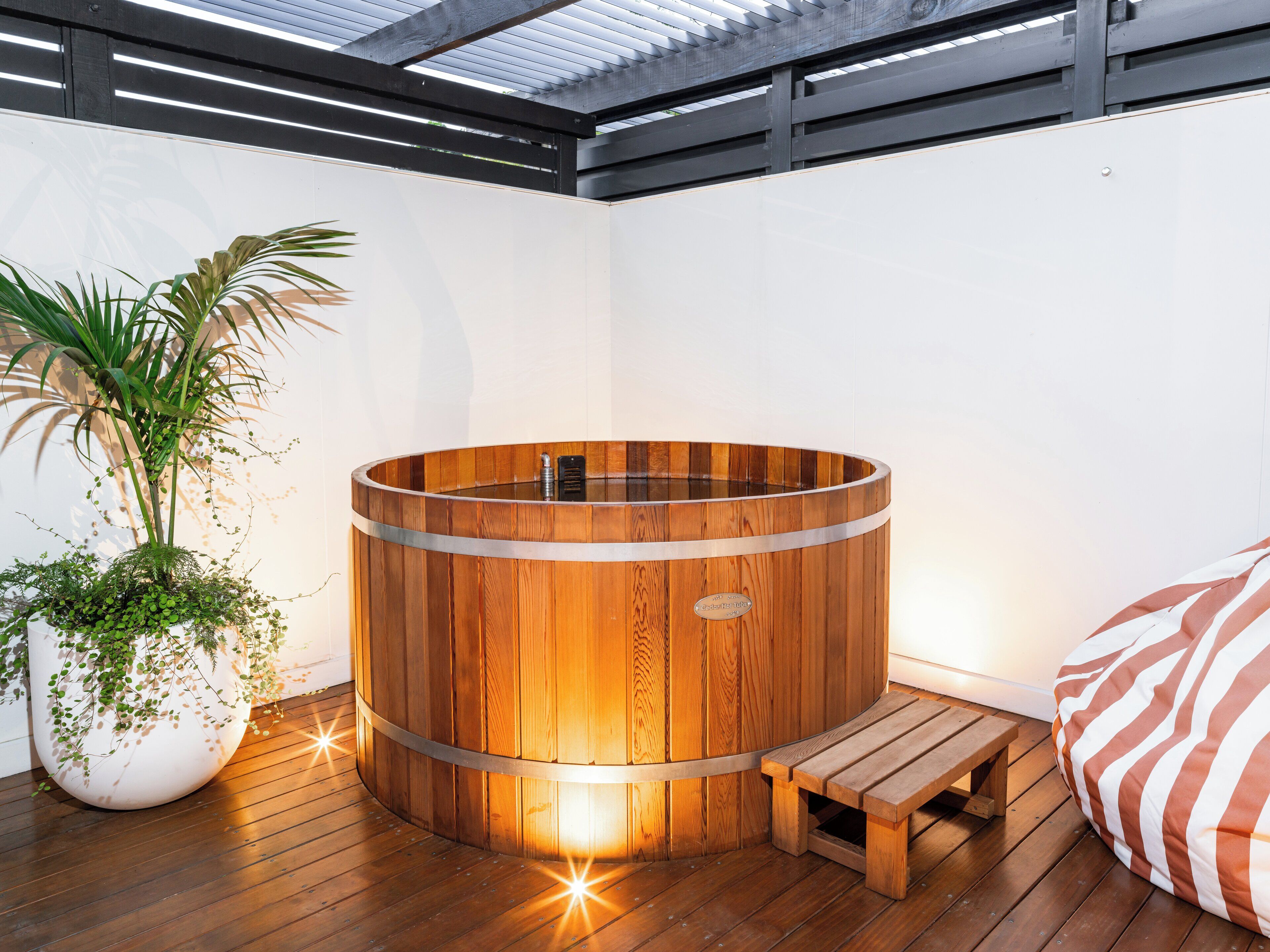 Peti besi dalam bilik, meja, langsir/tirai gelap terus 