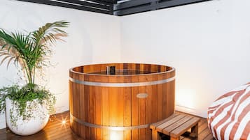 Peti besi dalam bilik, meja, langsir/tirai gelap terus