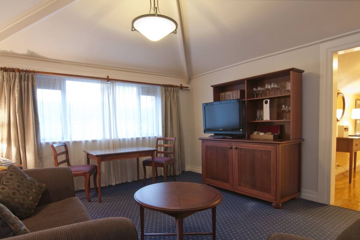 Suite, 1 Tempat Tidur King (Club Lounge Access) | Brankas, meja kerja, tirai kedap cahaya, dan setrika/meja setrika