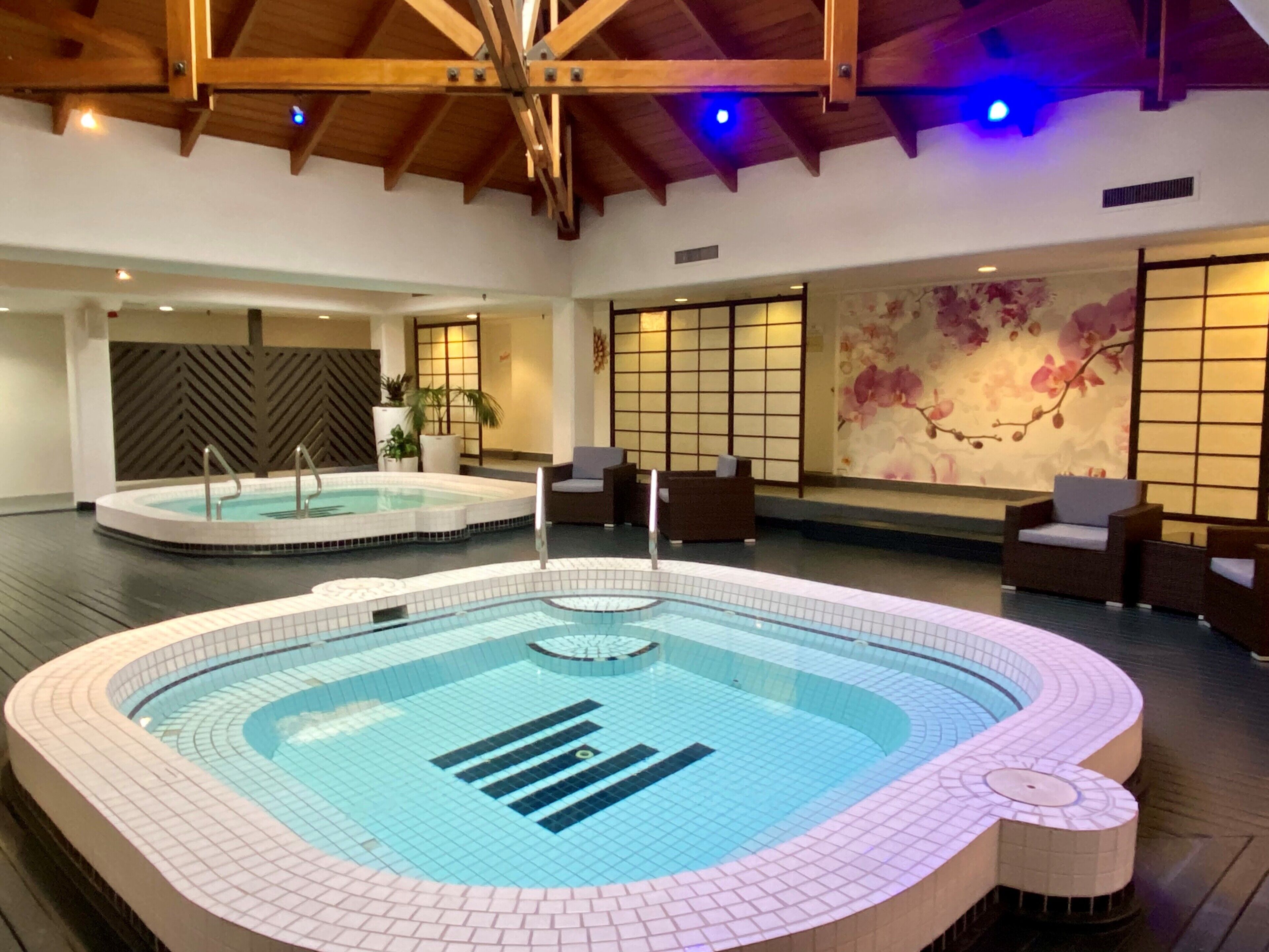 Indoor spa tub