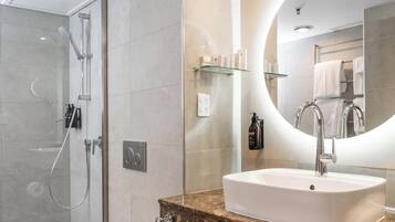Dusche, umweltfreundliche Kosmetikartikel, Haartrockner, Hausschuhe