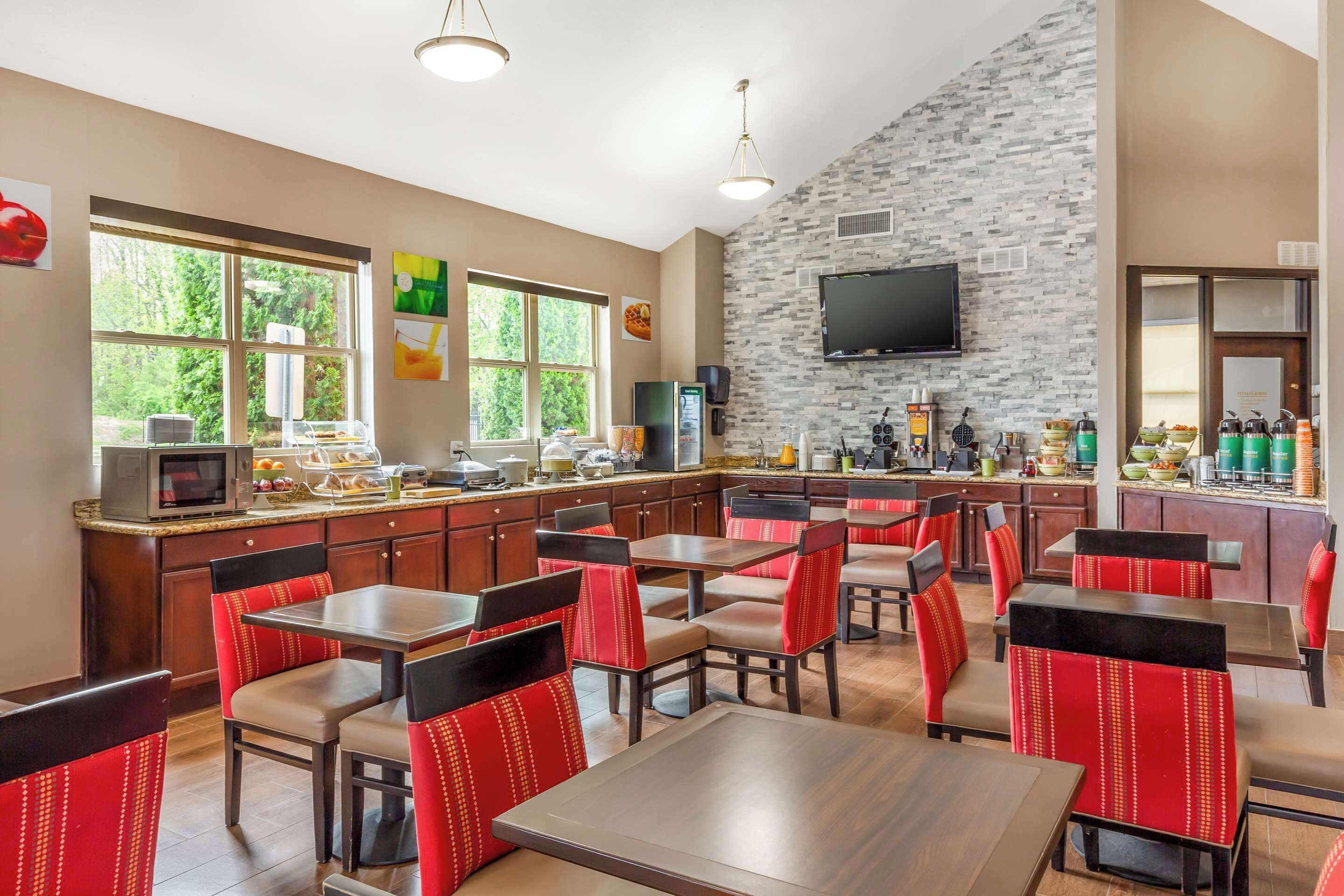 Free full breakfast on weekdays