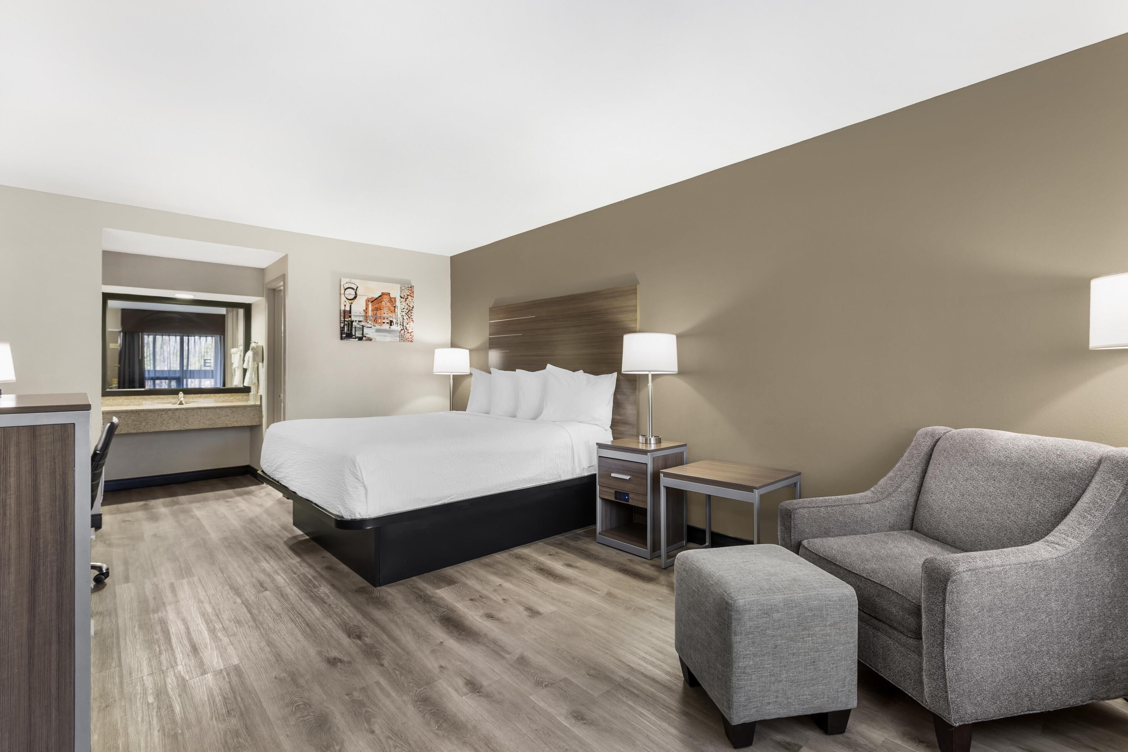 Standard Room, 1 King Bed, Non Smoking, Refrigerator & Microwave (Pet Friendly) | Premium bedding, down duvets, desk, laptop workspace