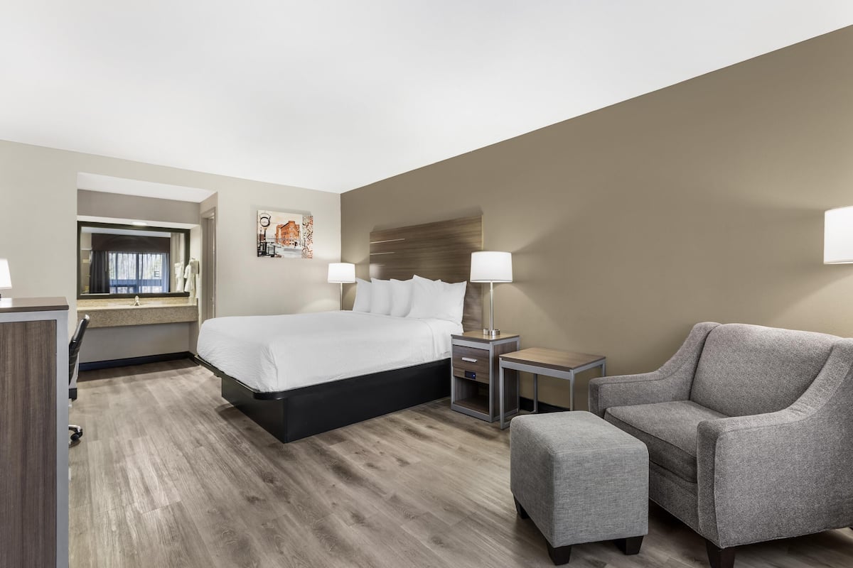 Standard Room, 1 King Bed, Non Smoking, Refrigerator & Microwave (Pet Friendly) | Premium bedding, down comforters, desk, laptop workspace