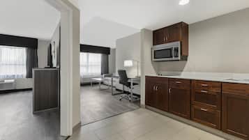 Suite, 1 kingsize bed, niet-roken, kitchenette (with Sofabed) | Luxe beddengoed, donzen dekbedden, een bureau, een laptopwerkplek