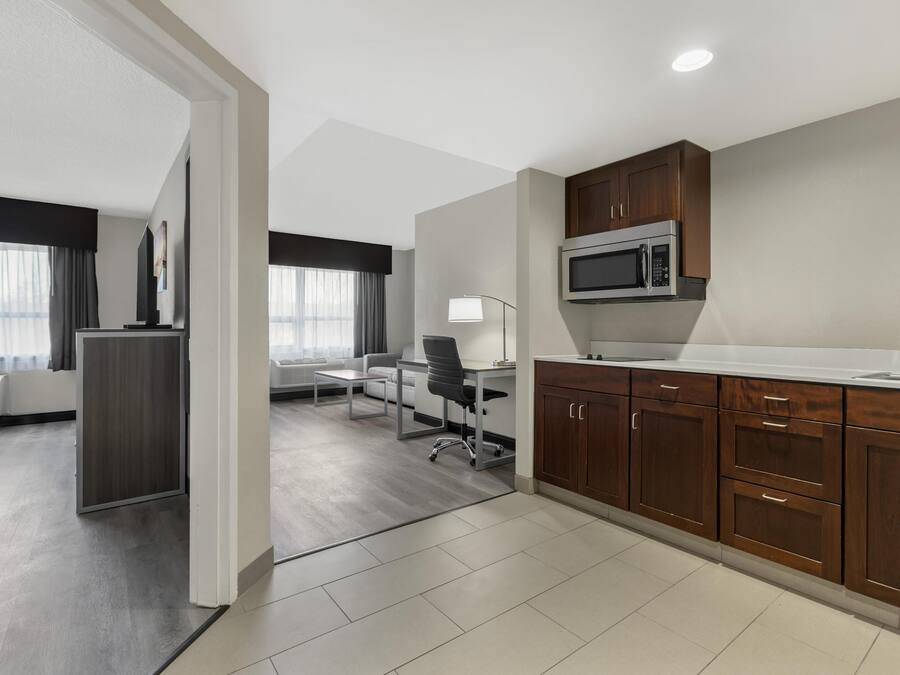 Suite, 1 letto king, non fumatori, angolo cottura (with Sofabed) | Biancheria da letto di alta qualità, copriletto in piuma, una scrivania