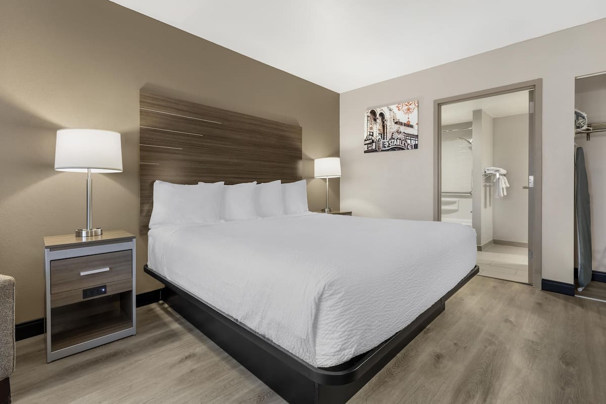 Standard Room, 1 King Bed, Accessible, Refrigerator & Microwave | Premium bedding, down comforters, desk, laptop workspace