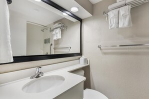 Suite, 1 Katil Raja (King), Non Smoking, Kitchenette (with Sofabed) | Bilik Mandi | Kelengkapan dandanan diri percuma, pengering rambut, tuala disediakan 