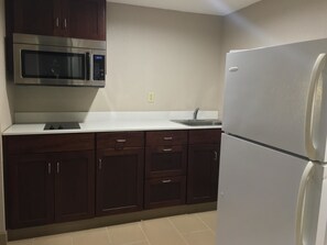 جناح - سرير ملكي - لغير المدخنين - بمطبخ مصغر (with Sofabed) | أغطية فراش متميزة وألحفة محشوة بالريش ومكتب ومساحة عمل للكمبيوتر المحمول