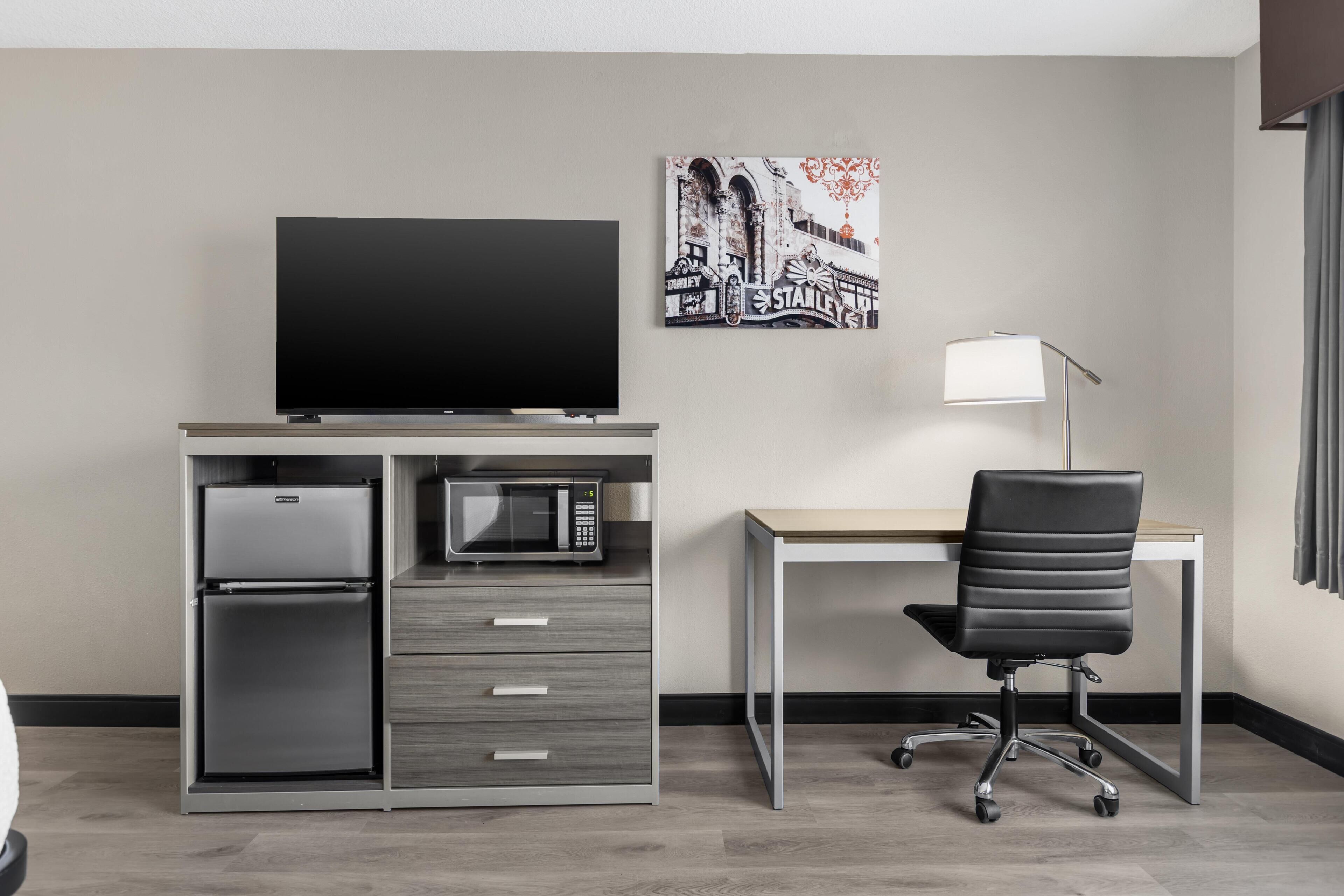 Standaard kamer, 1 kingsize bed, niet-roken, koelkast en magnetron | Luxe beddengoed, donzen dekbedden, een bureau, een laptopwerkplek