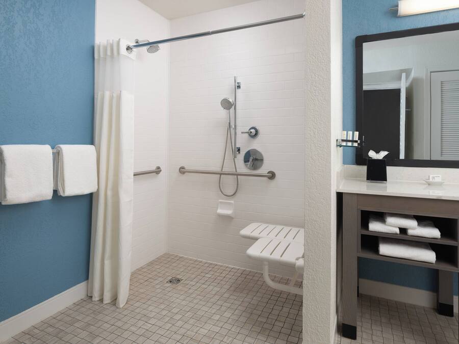 Un baño moderno con ducha, inodoro y lavamanos.