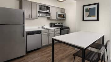 Full-size fridge, microwave, oven, stovetop