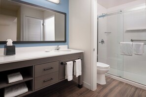 Combined shower/bathtub, free toiletries, hair dryer, towels