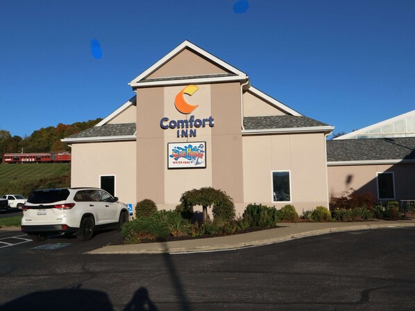 A Comfort Inn hotel with a sign for Splash Harbor Water Park.