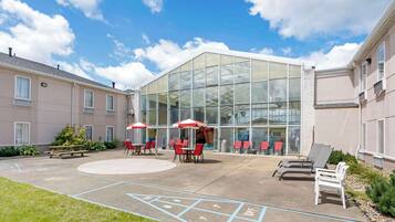 Alberca techada, acceso de 08:00 a 22:00, y camastros