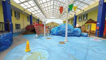 Alberca techada, acceso de 08:00 a 22:00, y camastros