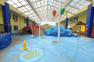 Una piscina techada, sillones reclinables de piscina