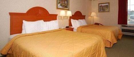 Een hotelkamer met twee bedden, elk met hoofdeinde en nachtlampjes.