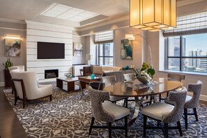 Premium bedding, in-room safe, desk, laptop workspace - Hyatt Regency St. Louis at The Arch (St. Louis)