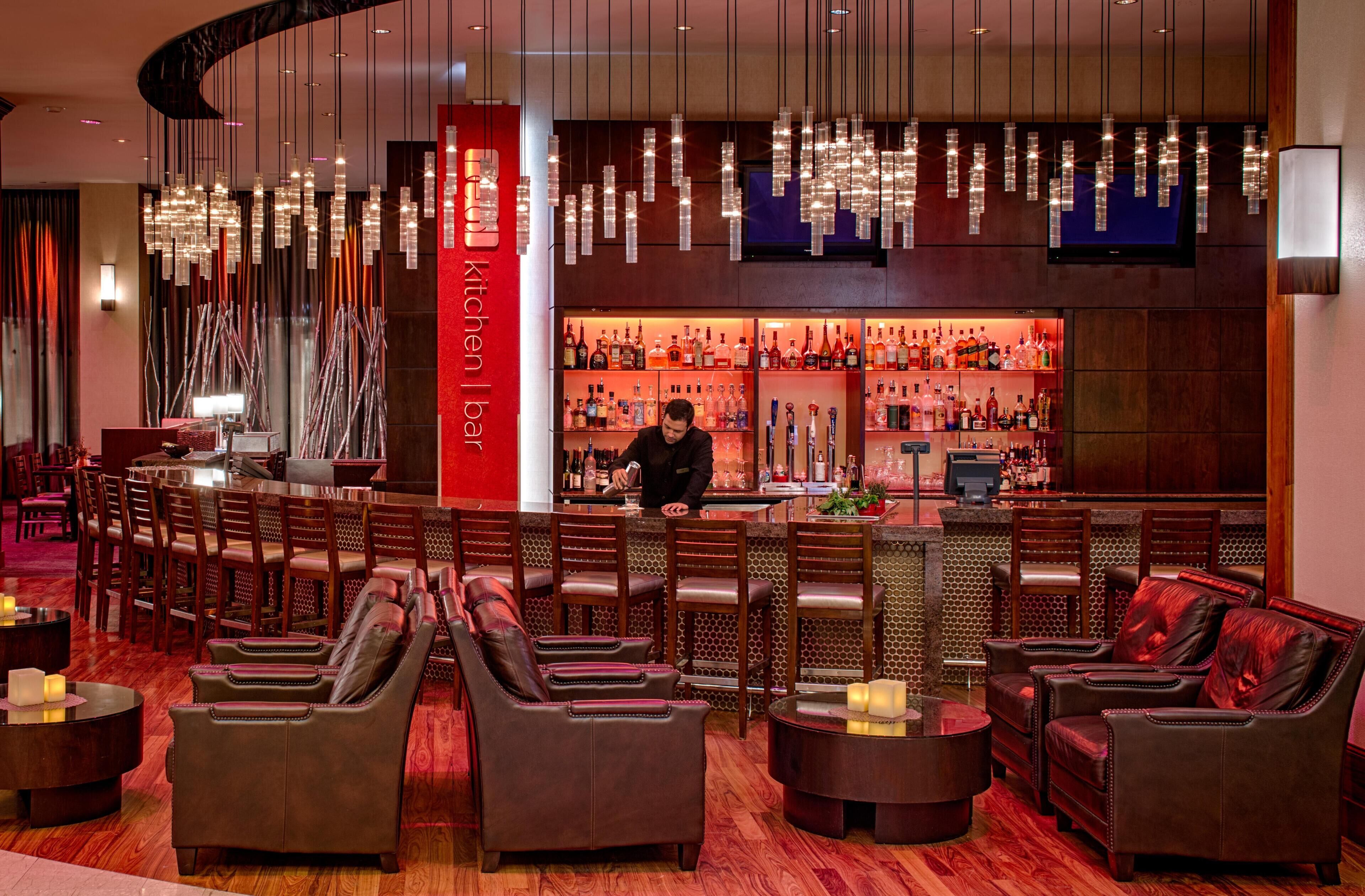 2 bars/lounges, pub