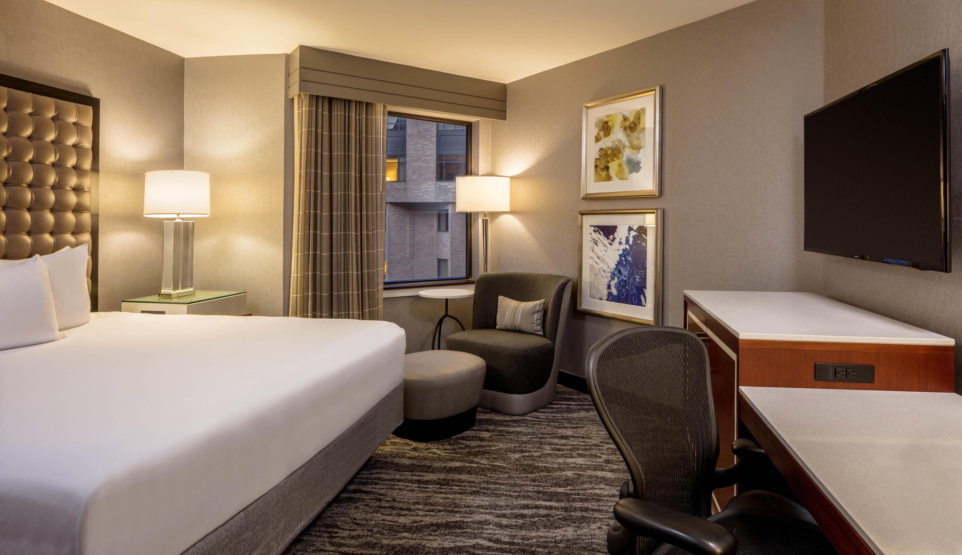 Room, 1 Katil Raja (King) | Peralatan tempat tidur premium, peti besi dalam bilik, meja 