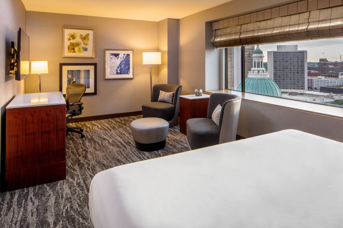 Deluxe Room, 1 King Bed | Premium bedding, in-room safe, desk, laptop workspace