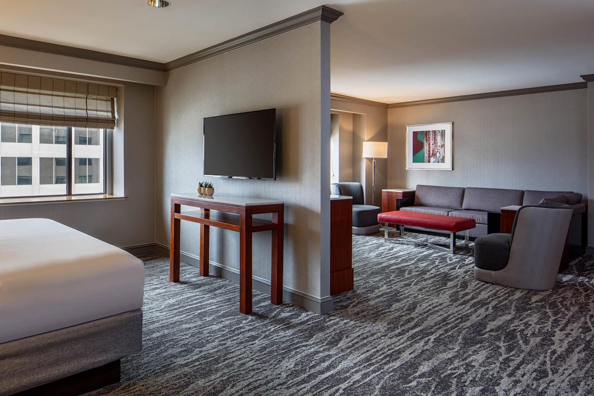 Executive Suite | Peralatan tempat tidur premium, peti besi dalam bilik, meja