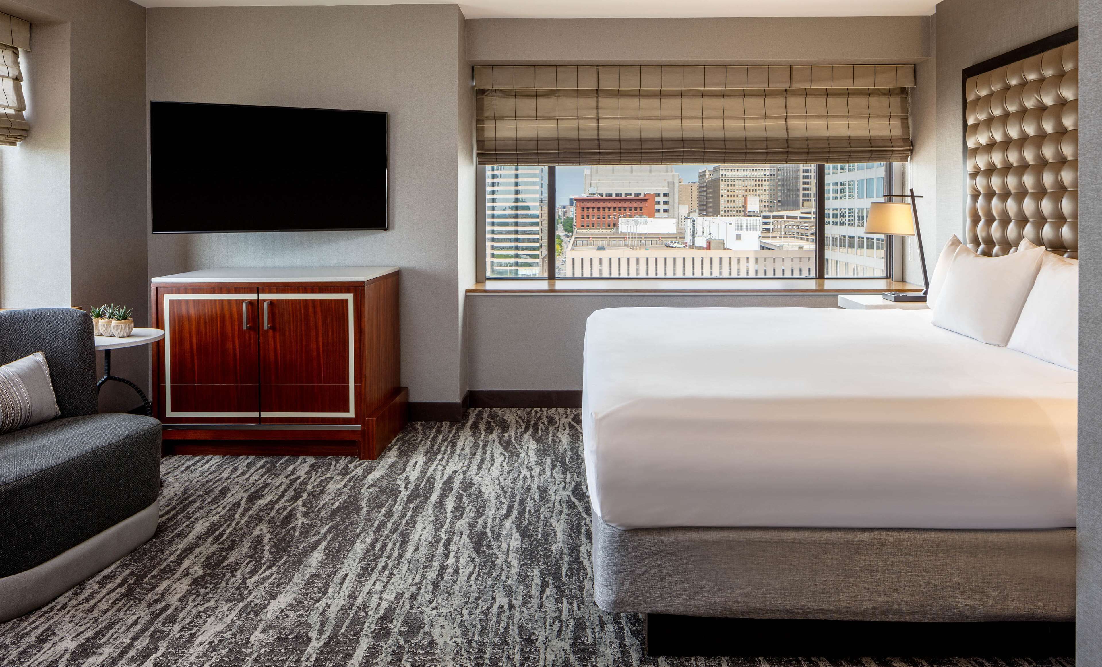 Premium bedding, in-room safe, desk, laptop workspace