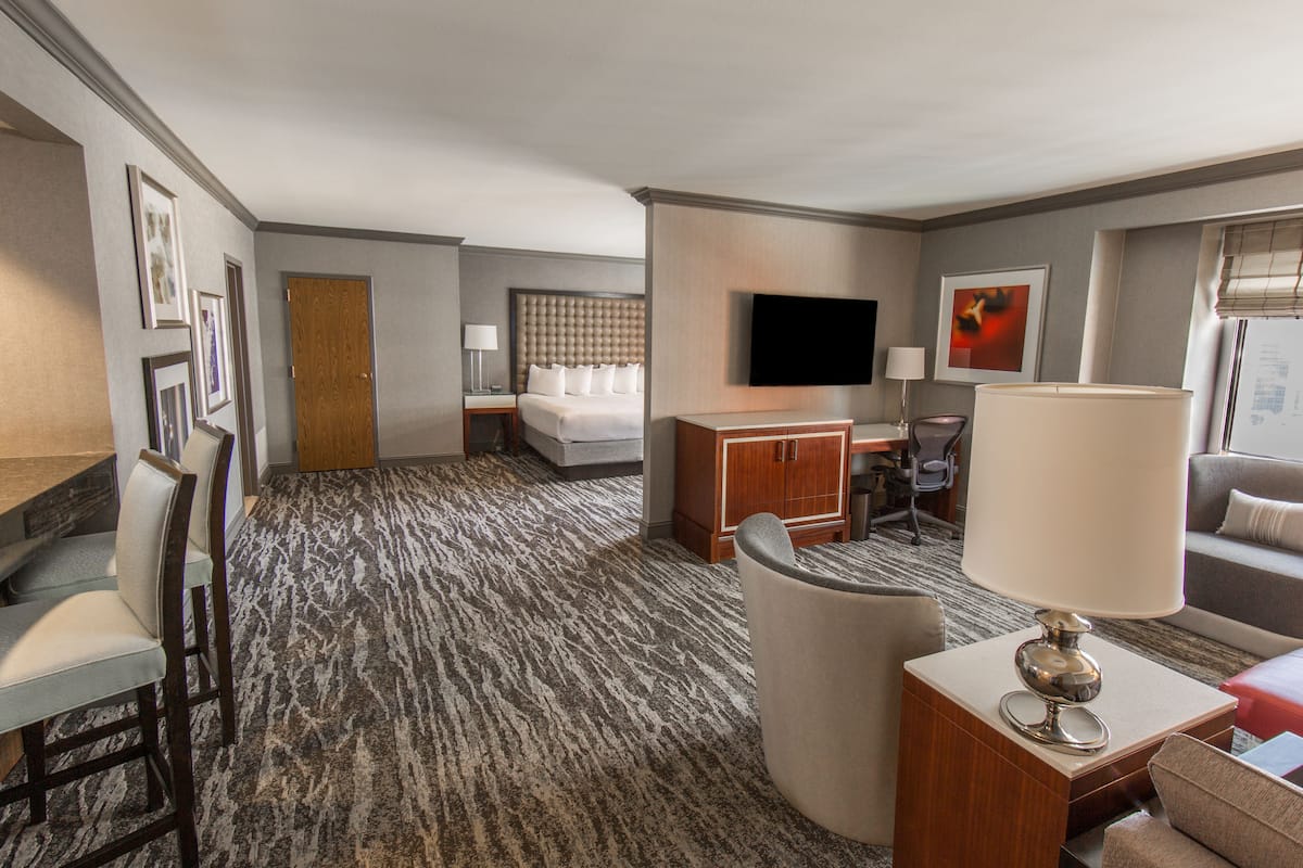 Premium bedding, in-room safe, desk, laptop workspace