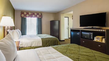 Quarto de hotel com duas camas, televisão, micro-ondas e armário.