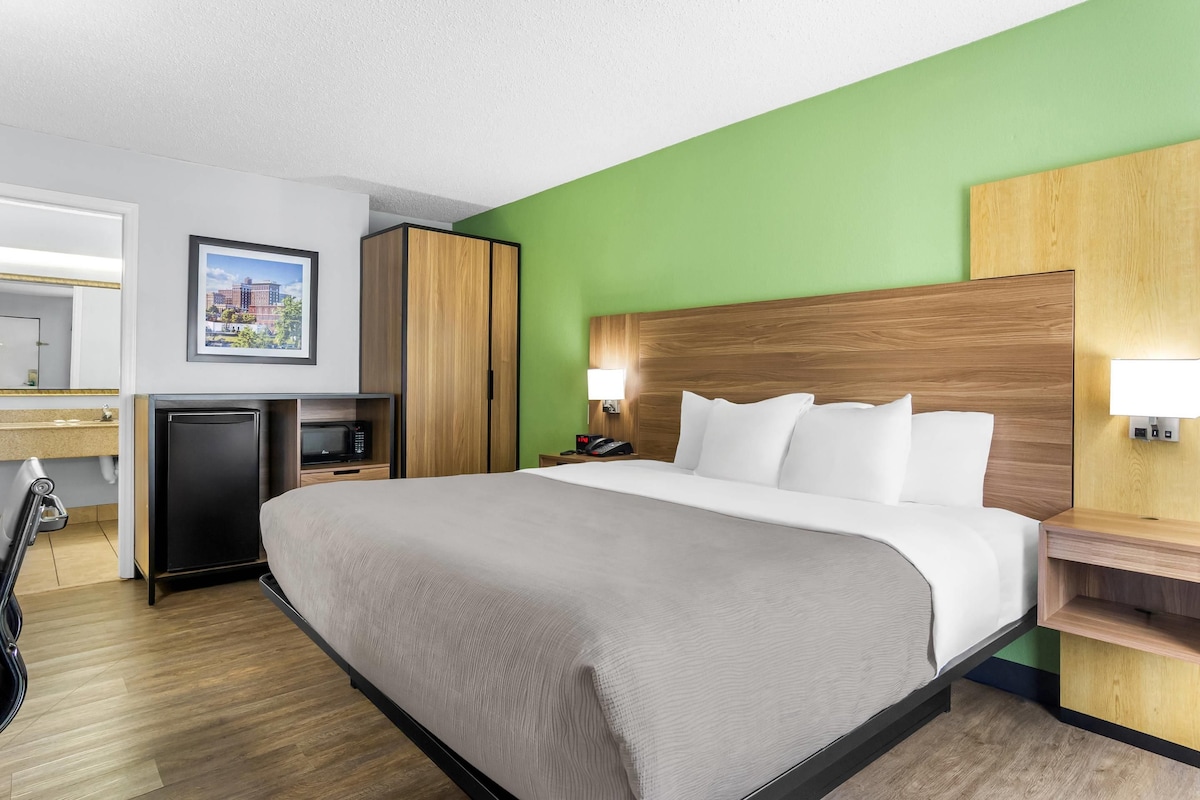 Premium bedding, iron/ironing board, free cots/infant beds, free WiFi