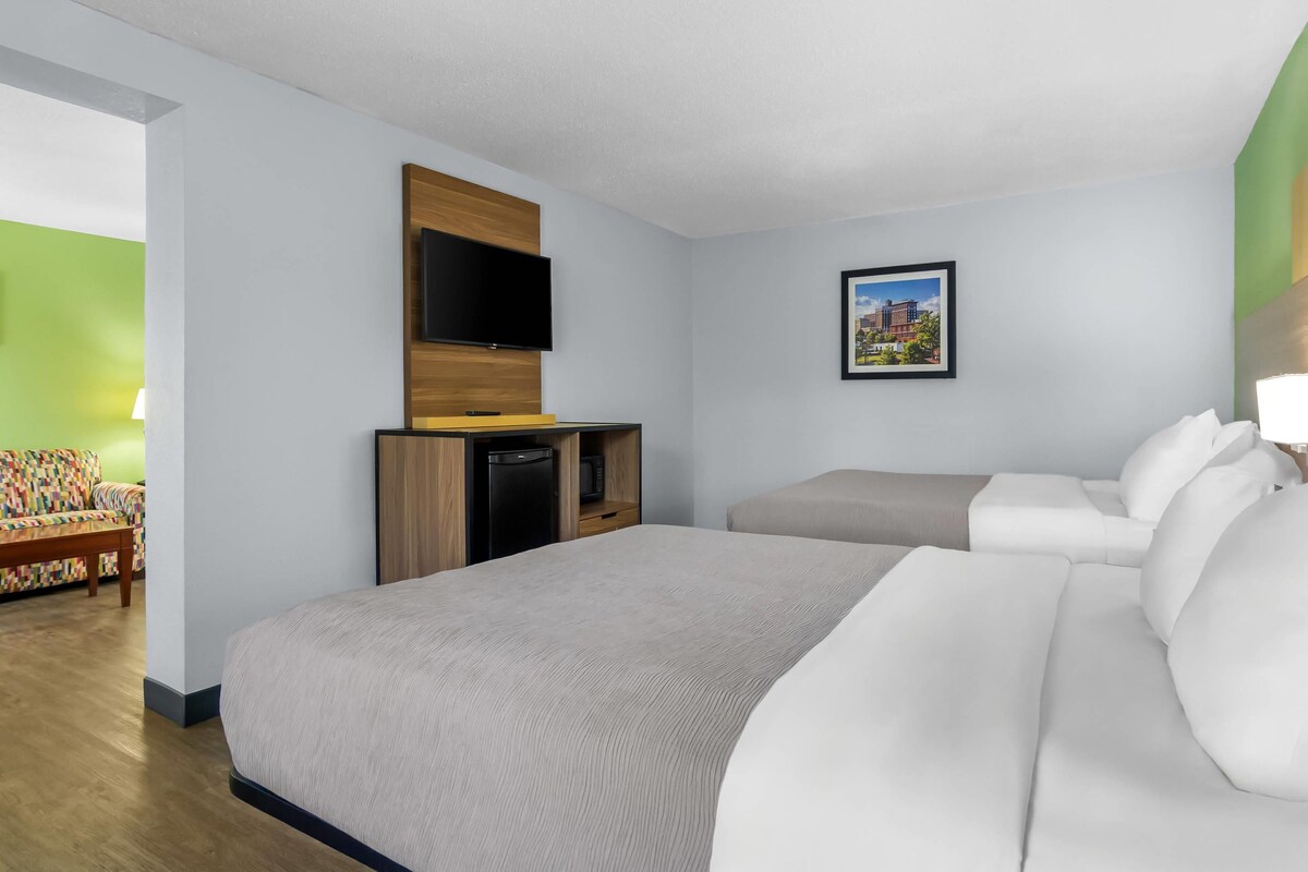 Suite, Multiple Beds, Non Smoking (Large) | Premium bedding, iron/ironing board, free cots/infant beds, free WiFi