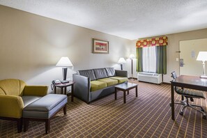 Premium bedding, iron/ironing board, free cots/infant beds, free WiFi - Quality Inn & Suites Greenville - Haywood Mall (Greenville)