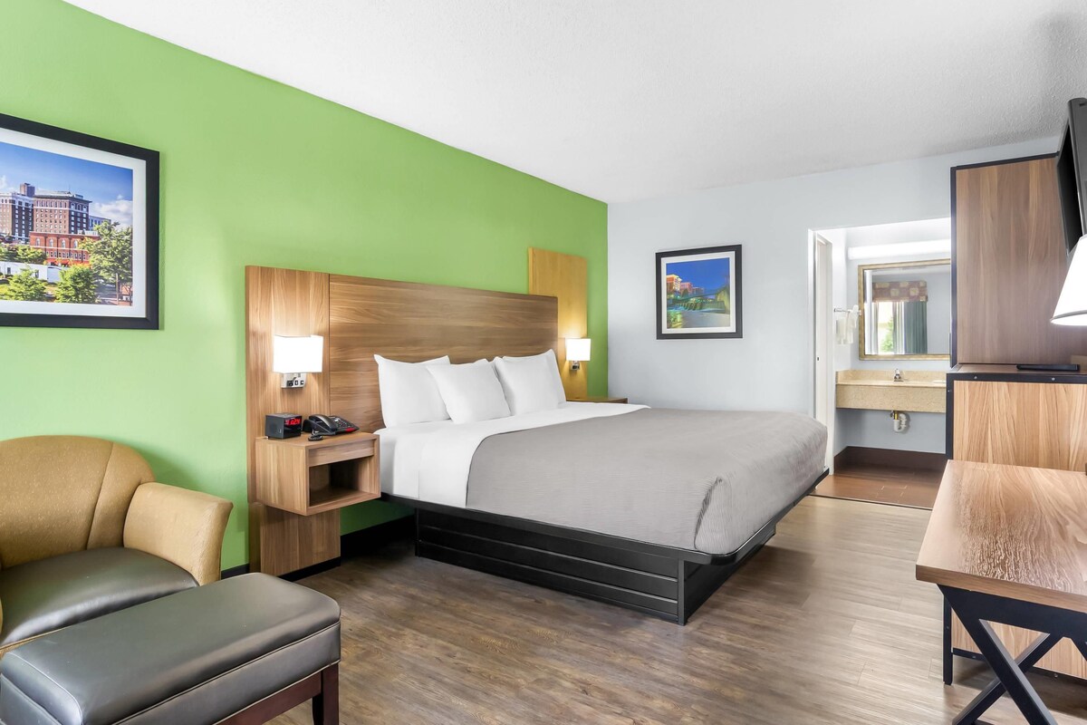 Premium bedding, iron/ironing board, free cots/infant beds, free WiFi