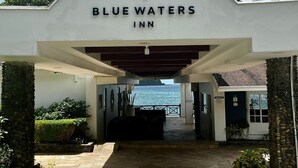 The entrance to Blue Waters Inn with a clear view of the ocean in the background. - Blue Waters Inn (Speyside)