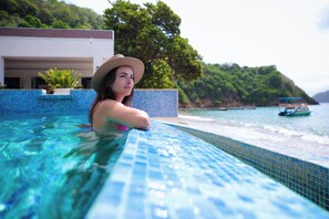 Outdoor pool, pool umbrellas, pool loungers - Blue Waters Inn (Speyside)