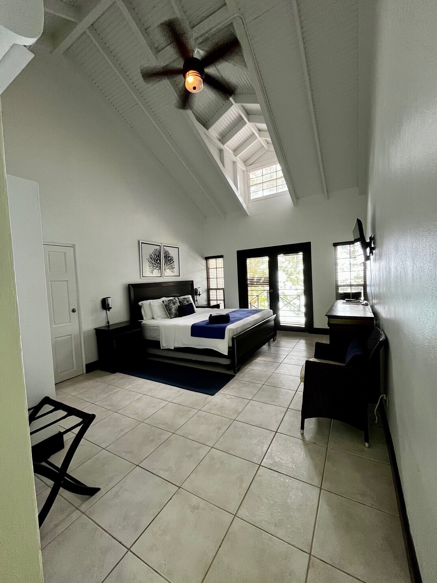 Chambre Deluxe, vue plage (Ground Floor) | Salle de bain | Douche, articles de toilette gratuits, serviettes fournies