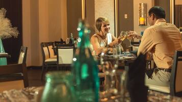 Ofereix vistes a la platja i s'hi serveixen esmorzars, dinars i sopars