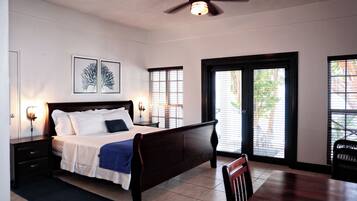 Estudi en suite Deluxe, 1 dormitori, cuina, primera línia de platja | 1 dormitori, roba de llit d'alta qualitat i caixa forta a l'habitació