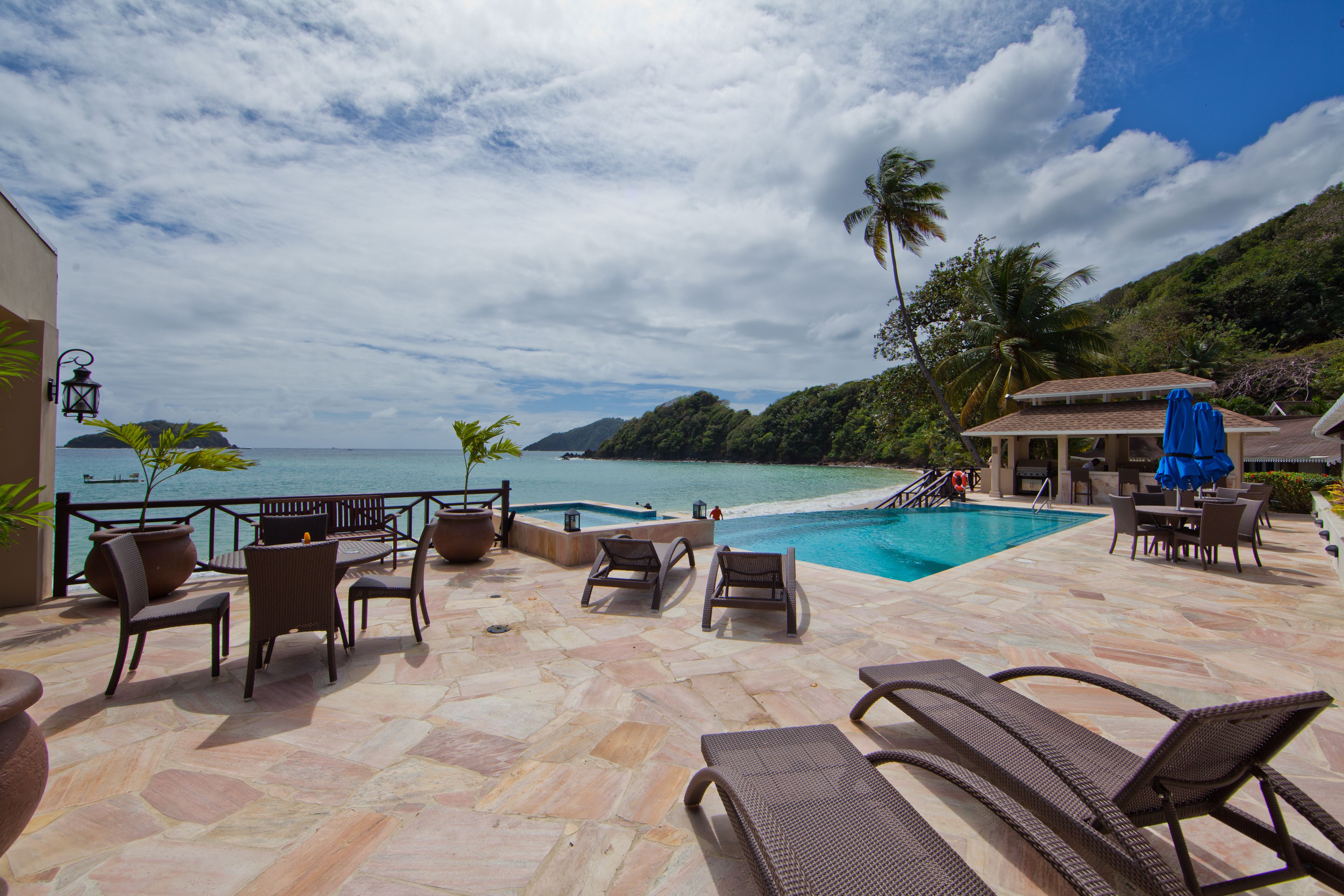 Alberca al aire libre, sombrillas en la alberca y camastros 