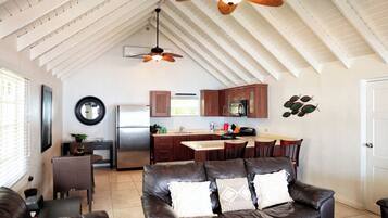 Executive-Bungalow, 1 Schlafzimmer, Strandnähe | Wohnbereich