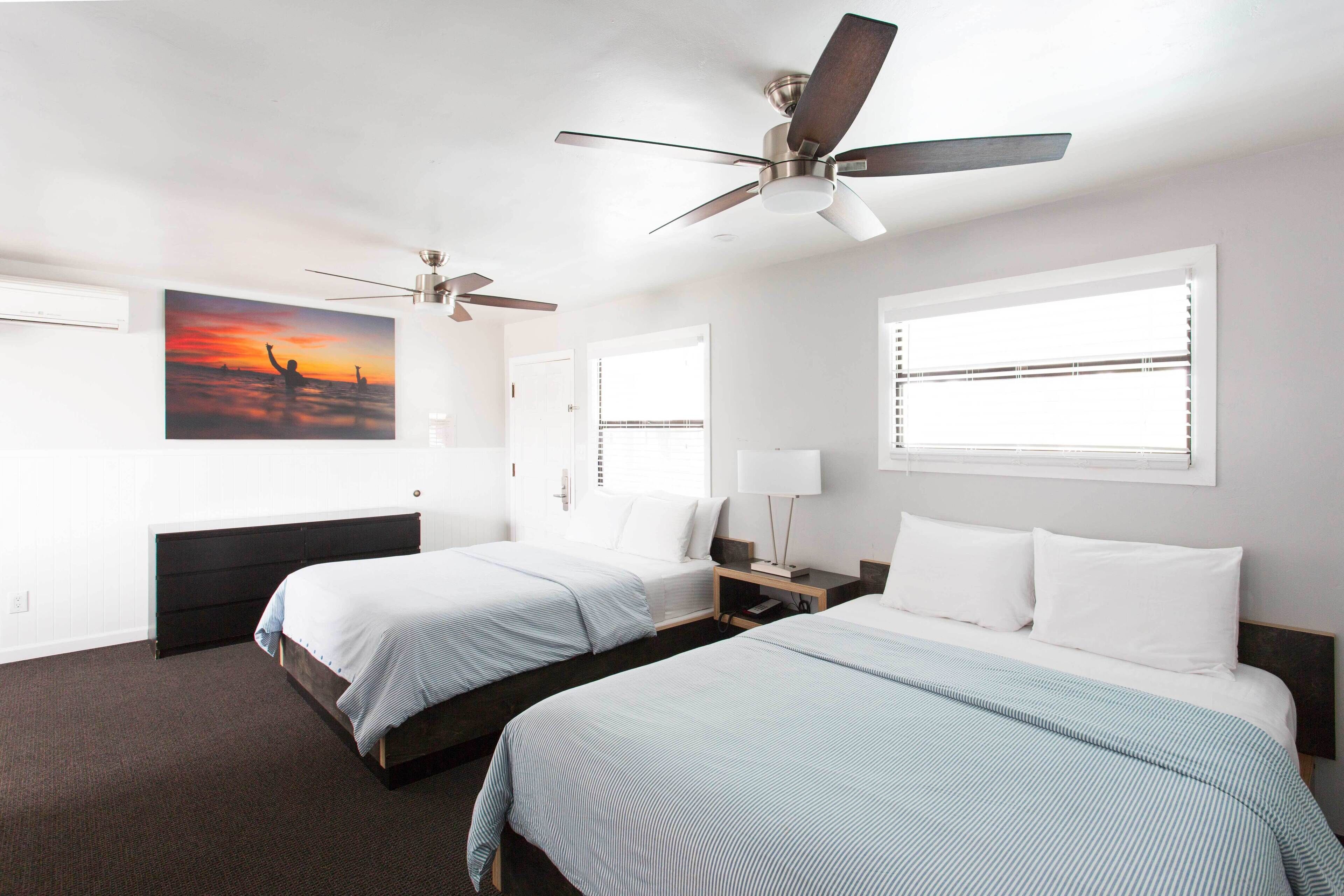 Double Queen With Kitchen | Escritorio, tabla de planchar con plancha, wifi gratis y ropa de cama