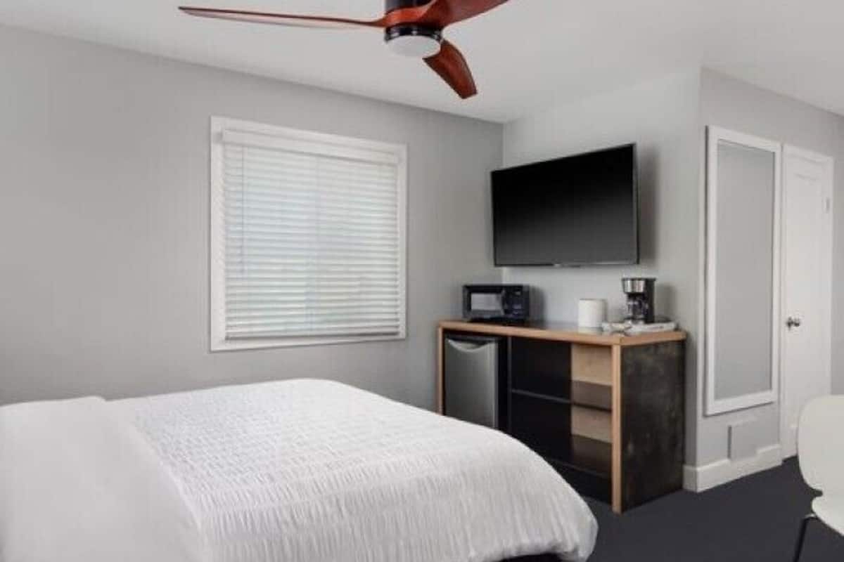 Basic Studio | Desk, iron/ironing board, free WiFi, bed sheets