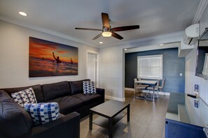 1 Bedroom Queen Suite with Kitchen | 書桌、熨斗/熨衫板、免費 Wi-Fi、床單